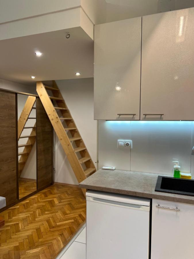N38 By Small Apartment *