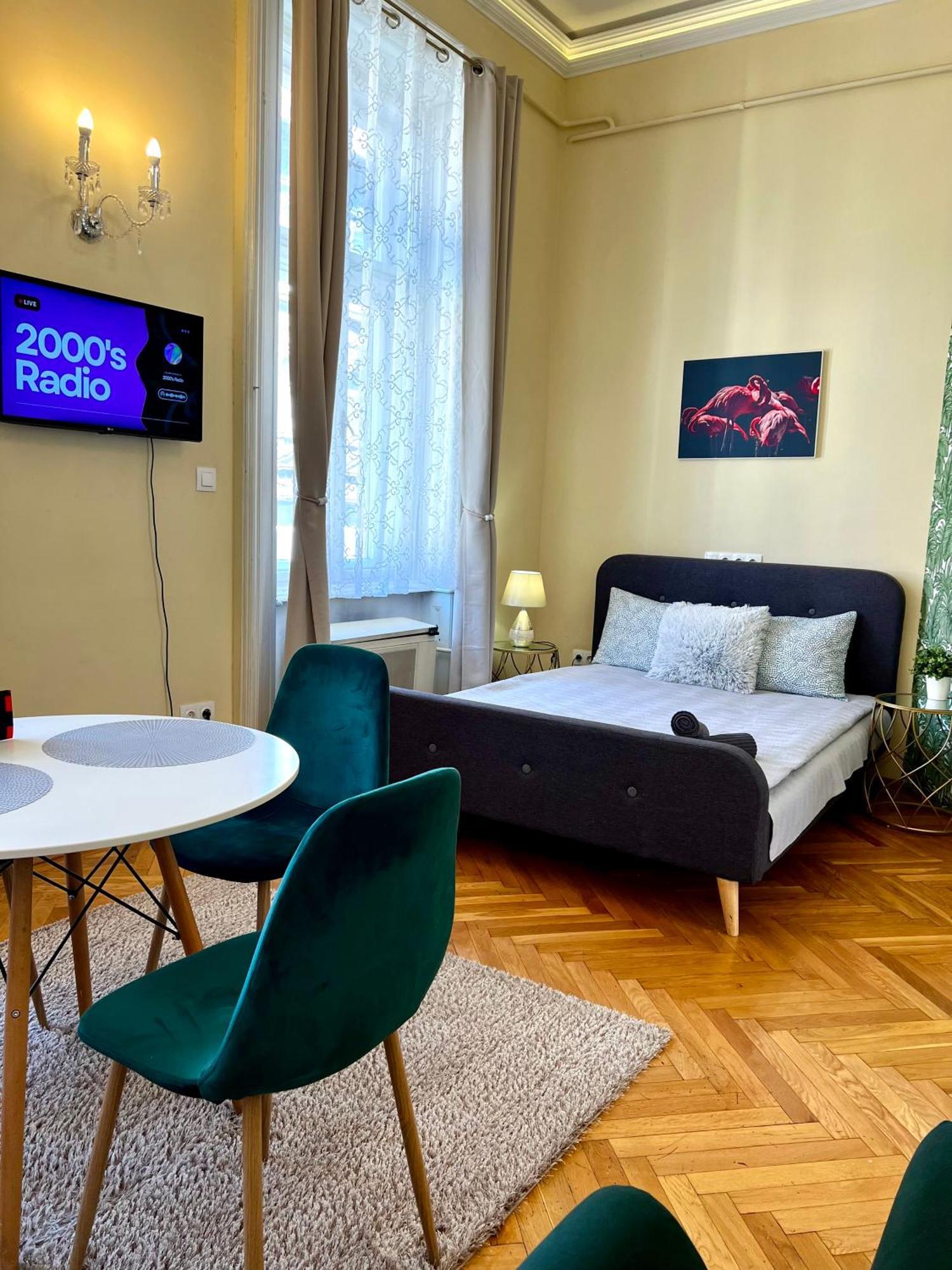 N38 By Small Budapeste