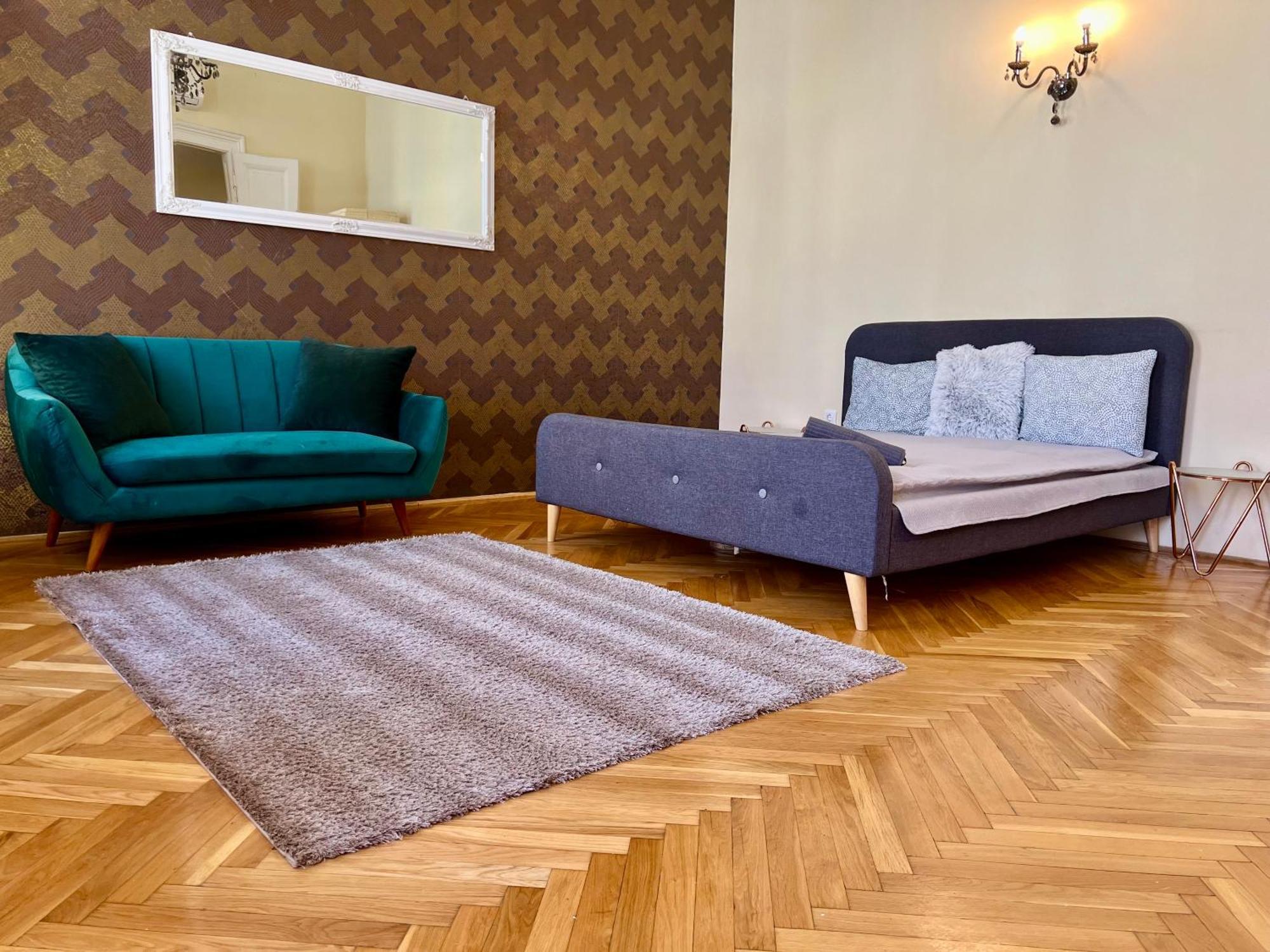 N38 By Small * Budapeste