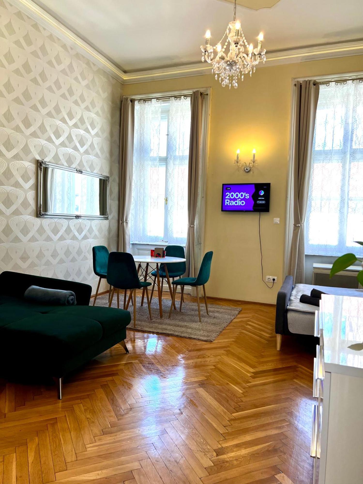 N38 By Small * Budapeste